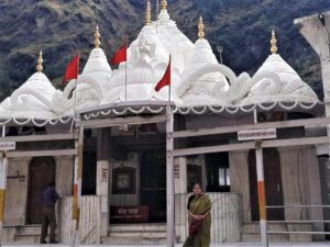 Read more about the article हरे-भरे पहाड़ों से घिरा हुआ पवित्र धार्मिक स्थल है कुल्लू का हणोगी माता मंदिर