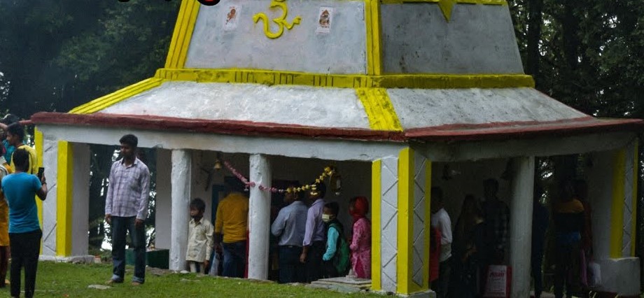 Read more about the article हमीरपुर के नादौन में है चमत्कारिक शिव मंदिर, हर चार साल में बढ़ता है शिवलिंग का आकार
