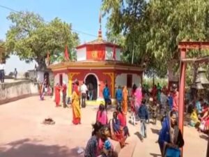 Read more about the article अल्मोड़ा में है अनोखा मां विंध्यवासिनी बानड़ी देवी मंदिर, मुराद पूरी होने पर जलाते हैं अंखड दिए