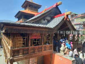 Read more about the article करसोग घाटी के चमत्कारिक ममलेश्वर महादेव मंदिर में पांडव काल से अब तक जल रहा है अग्निकुंड