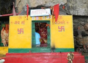 Read more about the article कोटाबाग के मां टीटेश्वरी मंदिर पर प्रकृति ने अपने हाथों से उकेरे हैं मां दुर्गा के नौ रूप